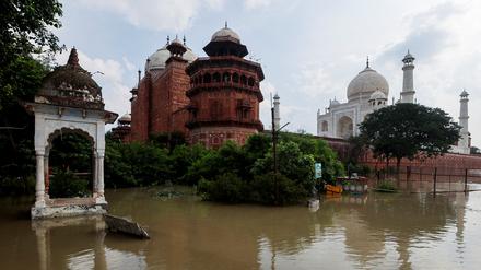 Ein überschwemmtes Gebiet ist in der Nähe des historischen Taj Mahal zu sehen.