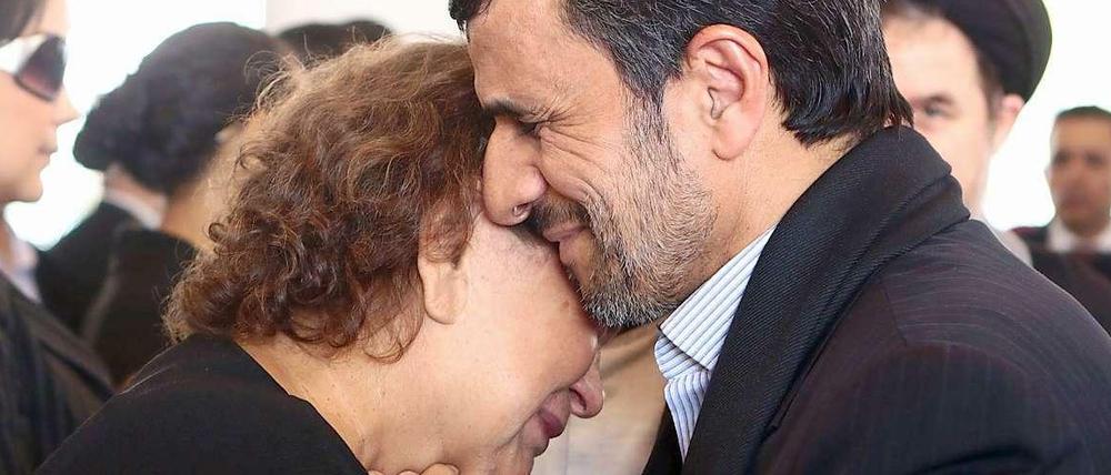 Gerüchte und Verschwörungstheorien um Irans Präsidenten Ahmadinedschad: Hat er die Mutter des gestorbenen Chavez "unsittlich" berührt?