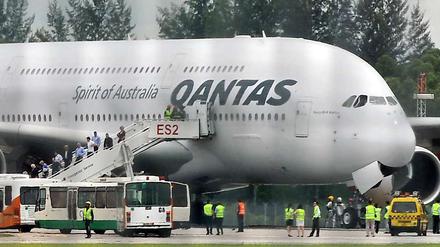 Davongekommen: Passagiere verlassen den neuen Riesen-Airbus A380 der australischen Fluggesellschaft Qantas nach der Notlandung wegen Triebwerkschadens in Singapur.