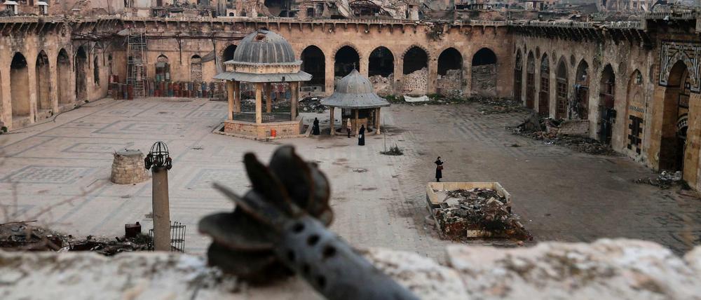 Die Übersicht zeigt die Zitadelle von Aleppo hinter der schwer beschädigten Großen Umayyaden-Moschee am 19.01.2017. 