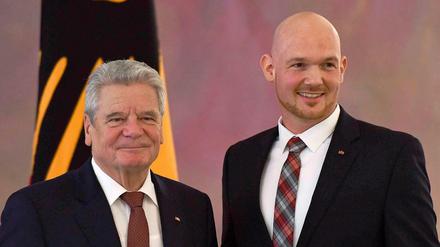 Der deutsche Raumfahrer Alexander Gerst (r) wurde von Bundespräsident Joachim Gauck am Dienstag im Schloss Bellevue mit dem Bundesverdienstkreuz ausgezeichnet.