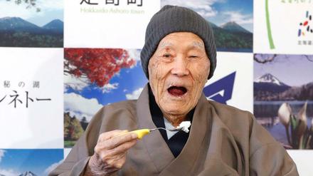 Masazou Nonaka isst Kuchen, nachdem er von Guiness World Records ein Zertifikat als ältester lebender Mann der Welt mit 112 Jahren und 259 Tagen erhalten hat. 