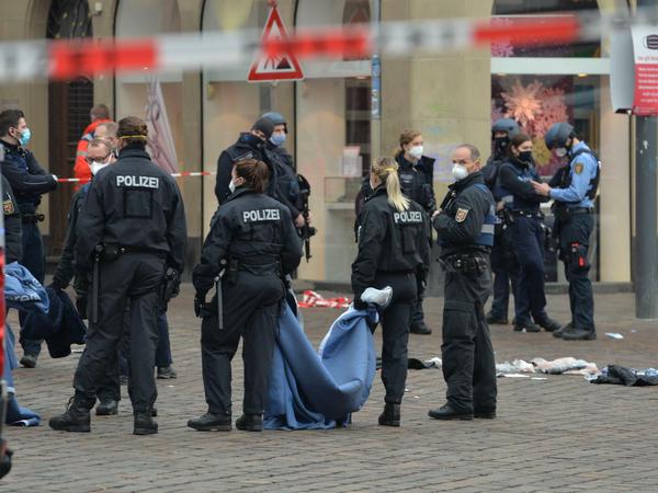 Einsatzkräfte von Polizei sind nahe der Fußgängerzone in Trier im Einsatz, in der ein Auto mehrere Menschen tödlich erfasst hat.