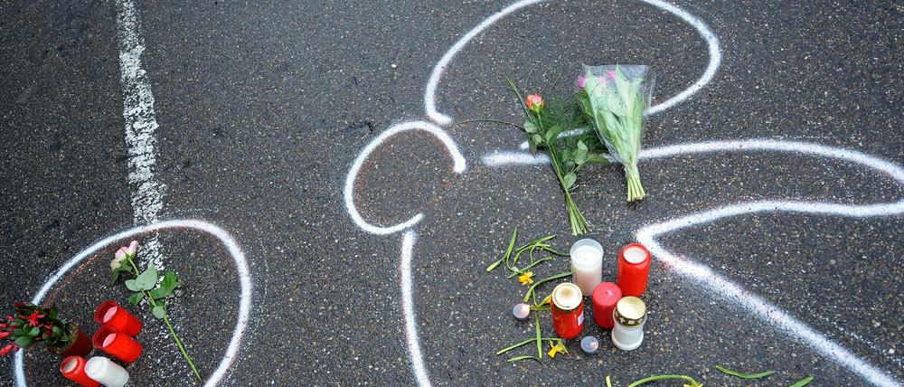 Kreidespuren zeigen den Umriss des Amokläufers Tim K. vor einem Autohaus in Wendlingen am Neckar (Baden-Württemberg) am 15.03.2009, wo er sich erschossen hatte.
