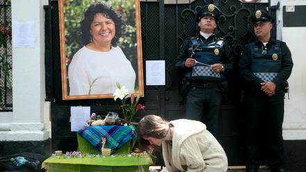 Berta Cáceres kämpfte gegen einen Staudamm, der den heiligen Fluss ihres Volkes, der Lenca, bedroht. Drei Mitkämpfer waren in den Jahren zuvor schon ermordet worden. Im März 2016 wurde auch Berta Cáceres ermordet. Das Foto zeigt ihr Foto vor der honduranischen Botschaft in Mexico City. 