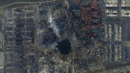 Ein Blick auf den zerstörten Frachthafen in der chinesischen Stadt Tianjin. Beo der Explosionskatastrophe waren am 12. August 114 Menschen ums Leben gekommen. 