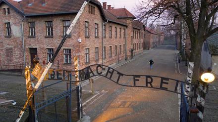 Der Eingang zum ehemaligen Konzentrationslager Auschwitz I  zeigt die Aufschrift „Arbeit macht frei“.