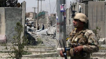 Bombenexplosion in Kabul: Der Eingang einer Polizeistation ist zerstört. 