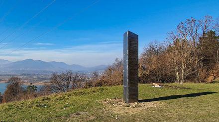 Der Monolith tauchte plötzlich auf einem Hügel in Piatra Neamt in Rumänien auf.