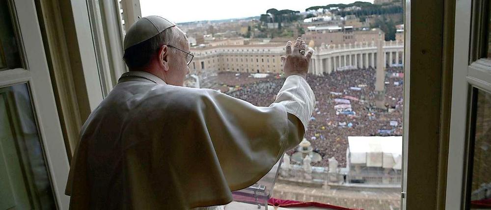 150.000 Menschen kamen zum ersten Angelus-Gebet des neuen Papstes Franziskus auf den Petersplatz in Rom. Auch die Deutschen erwarten viel vom neuen Pontifex - größtenteils Gutes.