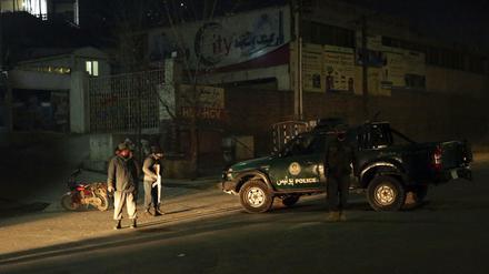 Polizisten sperren eine Straße am Intercontinental Hotel in Kabul. Vier Unbekannte hatten das Hotel angriffen.