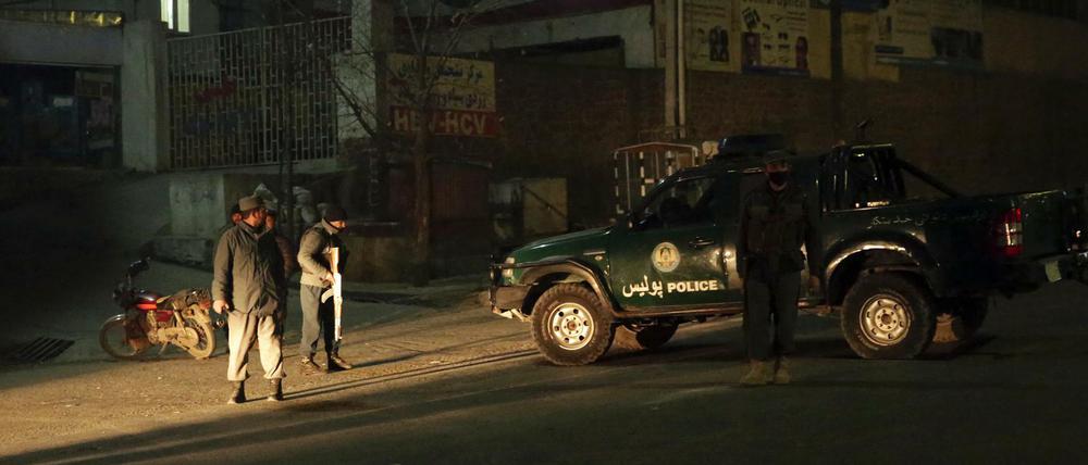 Polizisten sperren eine Straße am Intercontinental Hotel in Kabul. Vier Unbekannte hatten das Hotel angriffen.