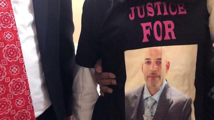 Die Tochter des von einem Polizisten erschossenen Andre Hill trägt ein Bild ihres Vaters auf einem T-Shirt. Der Polizist ist wegen Mordes angeklagt.