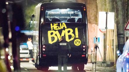 Ein Beamter des Landeskriminalamtes (LKA) untersucht den BVB-Bus nach dem Attentat. 