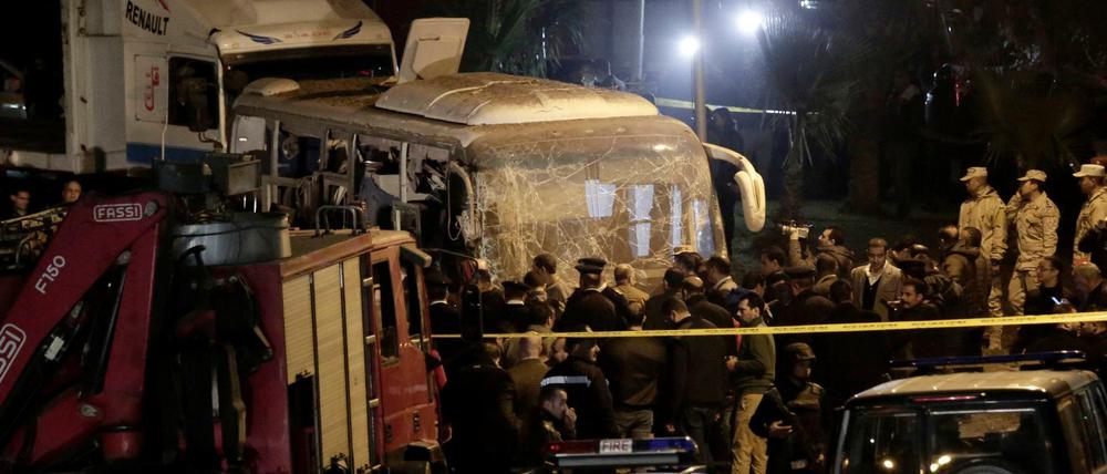 Sicherheitskräfte stehen nach einem Bombenanschlag auf einen Bus am Anschlagsort.