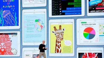 Apple-Chef Tim Cook stellt neue iPad-Funktionen für den Schulunterricht vor. 