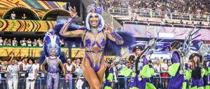 Dem bunten Tanzspektakel in Rio de Janeiro folgen Zehntausende Zuschauerinnen und Zuschauer auf der Tribüne.
