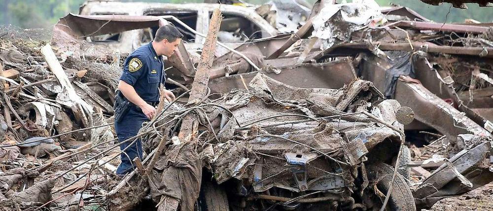 Bilder der Verwüstung in Oklahoma. Ein Polizist sucht in den Trümmern nach überlebenden.