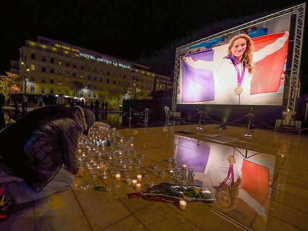 In Frankreich trauert man um die Opfer der Hubschrauber-Katastrophe in Argentinien. Die Schwimm-Olympiasiegerin Camille Muffat wird auf einer Leinwand in Nizza gewürdigt. 