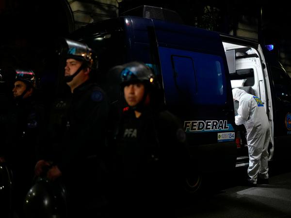 Ein Ermittler arbeitet in seinem Wagen am Tatort, an dem ein Mann eine Waffe auf die argentinische Vizepräsidentin Cristina Kirchner gerichtet hat.
