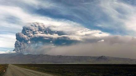 Der Vulkan auf Island ist weiterhin schwer aktiv - und sorgt für Ausfälle im Flugverkehr.
