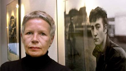 Astrid Kirchherr vor einem ihrer Fotos des jungen John Lennon