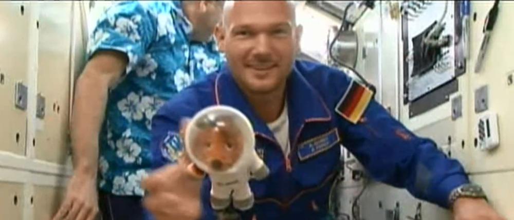 Der deutsche Astronaut Alexander Gerst schwebt in die Internationale Raumstation (ISS). 