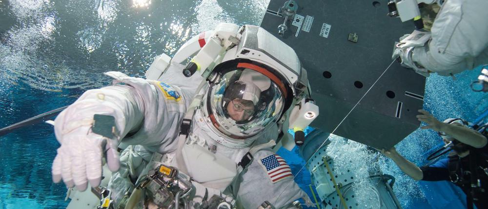 Im Wasserbecken simulieren die Astronauten die Schwerelosigkeit.