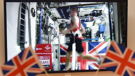 Gut 400 Kilometer über der Erdoberfläche rennt Tim Peake in der ISS auf einem Laufband.