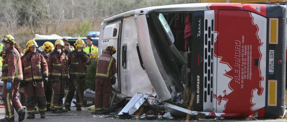 Unglück in Spanien: Der umgestürzte Reisebus.