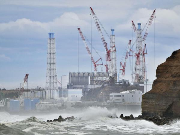 Baukrane stehen am Atomkraftwerk Fukushima Daiichi.
