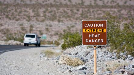 Ein Schild warnt vor extremer Hitze am Death Valley National Park in Kalifornien.