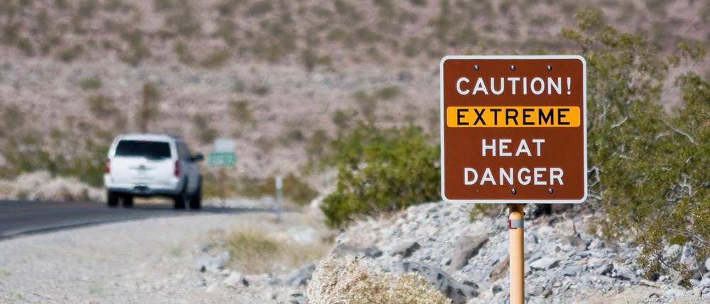 Ein Schild warnt vor extremer Hitze am Death Valley National Park in Kalifornien.