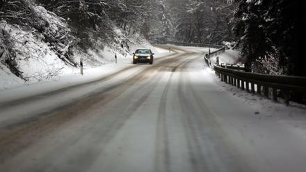 Der Deutsche Wetterdienst ist vor dem Wintereinbruch in Alarmbereitschaft: „Fahren Sie nur mit Winterausrüstung und vermeiden Sie grundsätzlich Autofahrten!“