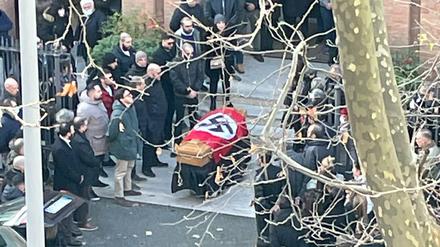 Eine Trauerfeier mit einer Hakenkreuz-Fahne hat in Italien für Empörung gesorgt.