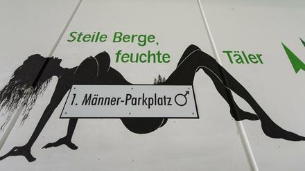 Das Bild einer nackten Frau und der Spruch "Steile Berge, feuchte Täler" ist am Donnerstag in Triberg (Baden-Württemberg) an der Wand vor dem ersten Männer-Parkplatz in Deutschland in einem Parkhaus zu sehen. Die Stadt will das Bild als Werbegag verstehen.