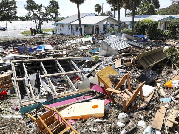 Ein Teil des Faraway Inn liegt in Cedar Key nach dem Eintreffen von Hurrikan „Idalia“ in Trümmern.
