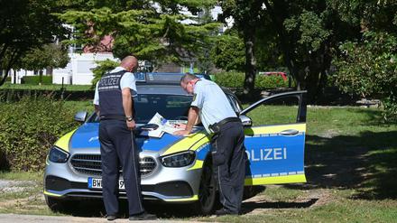 Polizisten besprechen sich vor der Klinik am Weissenhof in Weinsberg.