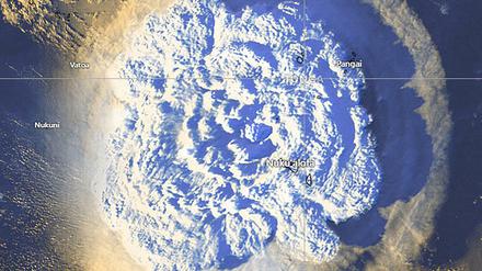 Ein Satellitenbild zeigt den Vulkanausbruch im Pazifik.