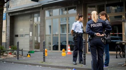 Polizistinnen stehen am 15.08.2016 an einem Tatort in der Flandrischen Straße in Köln (Nordrhein-Westfalen). Bei einem Streit zwischen mehreren Menschen in der Innenstadt von Köln ist ein Mann schwer verletzt worden.