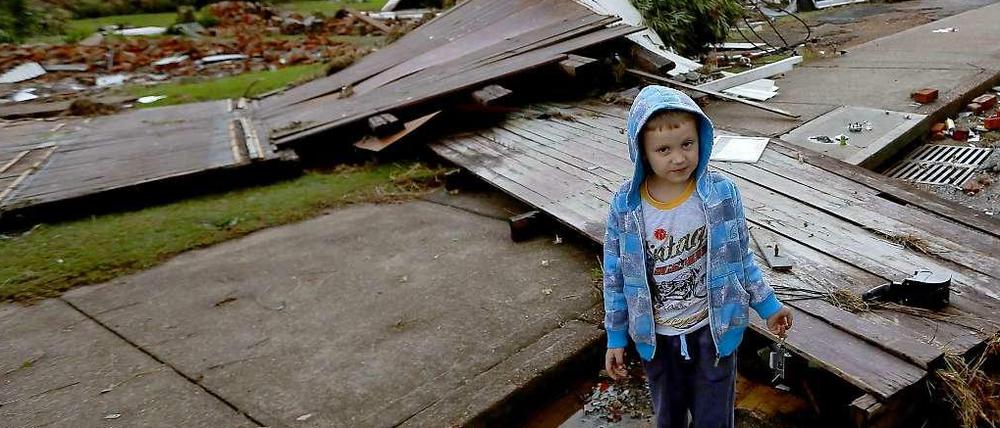 Ein Junge vor den Schäden der Unwetter in der australischen Stadt Dungog in New South Wales. 