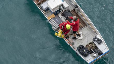 Von einem Polizeiboot wird ein Unterwassersuchgerät auf dem Vierwaldstättersee in die Tiefe gelassen, nahe der Unfallstelle. 