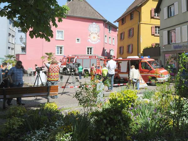 Polizei, Rettungskräfte und Medienvertreter am Einsatzort der Rettungskräfte in der Innenstadt von Bad Säckingen.