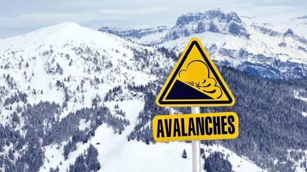 Ein Schild warnt in den Französischen Alpen vor Lawinen. 