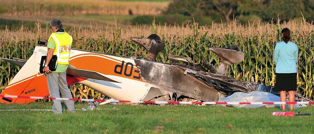 Das Flugzeug, das in Backnang abgestürzt ist, liegt auf dem Dach auf einem Acker. Bei diesem Absturz kamen zwei Menschen ums Leben. 
