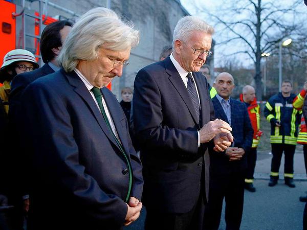 Der Türkische Botschafter in Deutschland Karslioglu und Ministerpräsident Kretschmann haben gemeinsam den Unglücksort besucht.