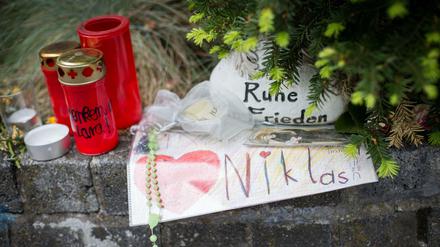 Briefe und Kerzen stehen in Bonn an der Stelle, an der anschließend verstorbene Niklas P. von Schlägern attackiert worden ist. 