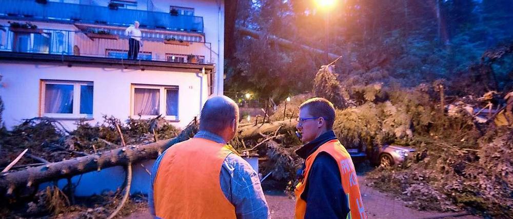 Helfer vor einem beschädigten Hotel in der besonders schwer getroffenen Gemeinde Bad Schwalbach in Hessen. 