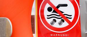 An manchen Stränden der Lübecker Bucht wird davor gewarnt, ins Wasser zu gehen.