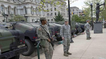 Die Nationalgarde vor der City Hall in Baltimore am Sonntag.